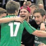 Links jubeln die Spieler der SG Massen nach dem HSM-Sieg 2015. Doch eine Trophäe (r.) gab es in dem Jahr nicht für die Mannschaft. Sie wurde zerbrochen.