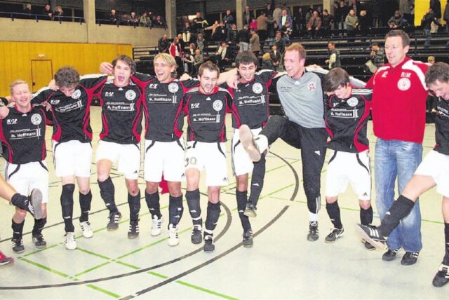 Die Mannschaft des SSV Mühlhausen nach dem Sieg 2008.