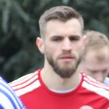 Moritz Müller führt seine Mitspieler aufs Feld.