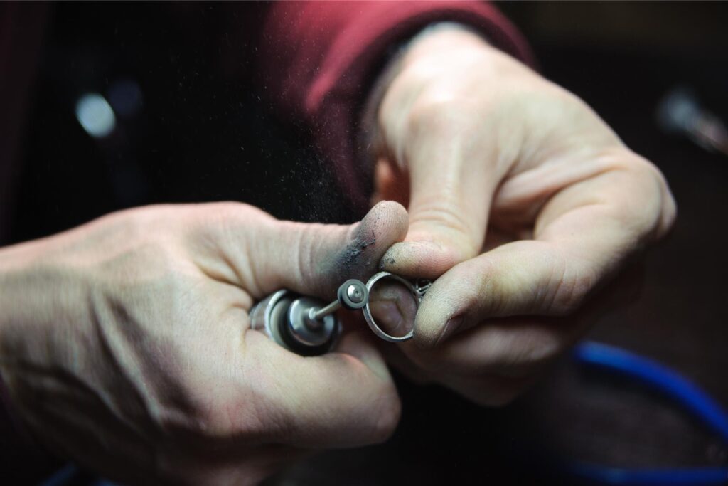 Goldschmied bearbeitet einen Ring