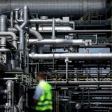 Ein Mitarbeiter des Werkschutzes steht vor Rohren auf dem Gelände des Evonik-Chemieparks.