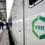 Aus einem Nahverkehrszug mit dem Firmen-Logo des Verkehrsverbundes Rhein-Ruhr (VRR) steigen Fahrgäste aus.