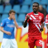 Fußball 2. Bundesliga 30. Spieltag: VfL Bochum – Energie Cottbus am 13.04.2014 im rewirpower-Stadion in Bochum (Nordrhein-Westfalen). Cottbus Charles Takyi (M) ballt die Faust und jubelt mit Cottbus Boubacar Sanogo (r) über seinen Treffer zum 0:1, während Bochums Marcel Maltritz sich im Hintergrund mit der Hand durch das Gesicht fährt. Foto: Jonas Güttler/dpa