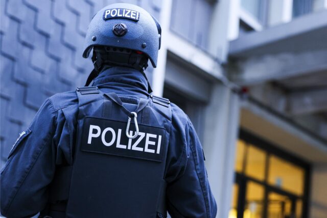 Ein SEK-Beamter vor einem Gebäude