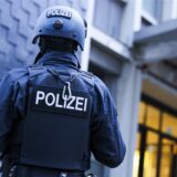 Ein SEK-Beamter vor einem Gebäude