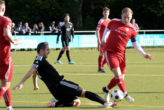 Dennis Köse grätscht zum Ball.