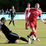 Dennis Köse grätscht zum Ball.