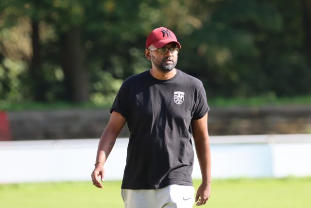 Athavan Varathan läuft am Spielfeldrand entlang.