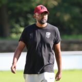 Athavan Varathan läuft am Spielfeldrand entlang.