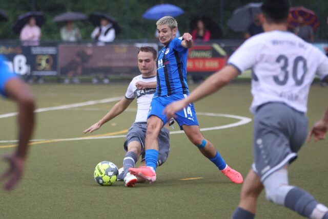 Spieler von Westfalia Rhynern und Werner SC im Zweikampf.