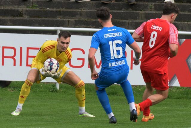 Alexander Rothkamm hält einen Ball.