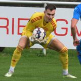 Alexander Rothkamm hält einen Ball.
