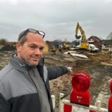 Andreas Dahlkamp zeigt auf die gesperrte Straße.