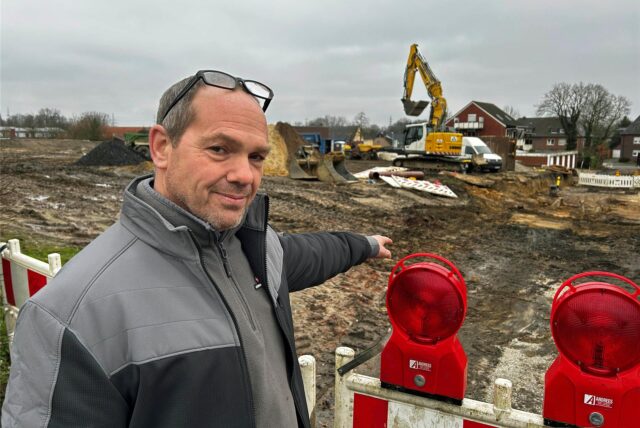 Andreas Dahlkamp zeigt auf die gesperrte Straße.
