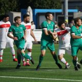 Spieler rangeln auf dem Fußballfeld.