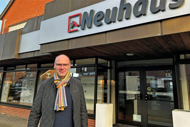 Frank Neuhaus steht vor seinem Haus in Ascheberg