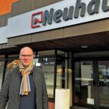Frank Neuhaus steht vor seinem Haus in Ascheberg