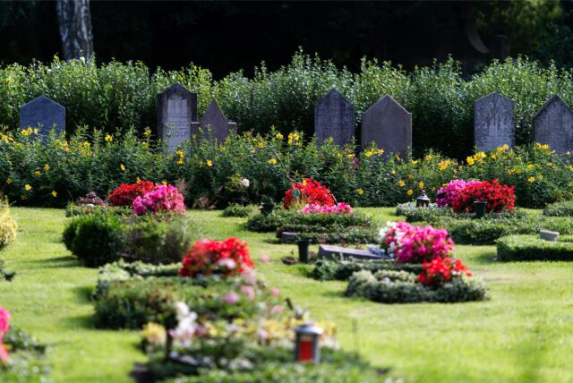 Kindergräber auf einem Friedhof.