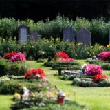 Kindergräber auf einem Friedhof.