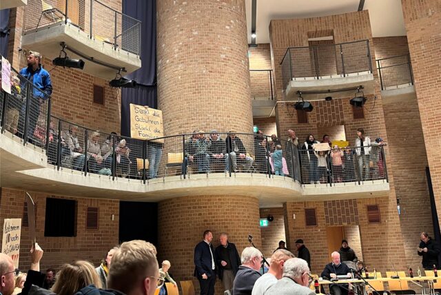 Auf der Empore im Bürgerhaus hatten sich zahlreiche Zuschauer versammelt, die die Diskussion zur geplanten Erhöhung der Kita-Gebühren gespannt verfolgten.