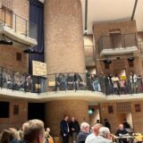 Auf der Empore im Bürgerhaus hatten sich zahlreiche Zuschauer versammelt, die die Diskussion zur geplanten Erhöhung der Kita-Gebühren gespannt verfolgten.