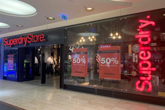 Der Superdry-Store in der Dortmunder Thier-Galerie schließt und wirbt mit 50 Prozent auf alle Artikel.