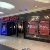 Der Superdry-Store in der Dortmunder Thier-Galerie schließt und wirbt mit 50 Prozent auf alle Artikel.