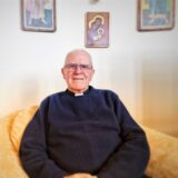 Norbert Schröer in seinem Wohnzimmer.