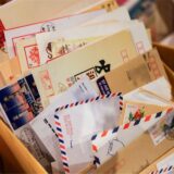 Briefe aus aller Welt liegen in der Christkindpostfiliale der Deutschen Post in einer Kiste.