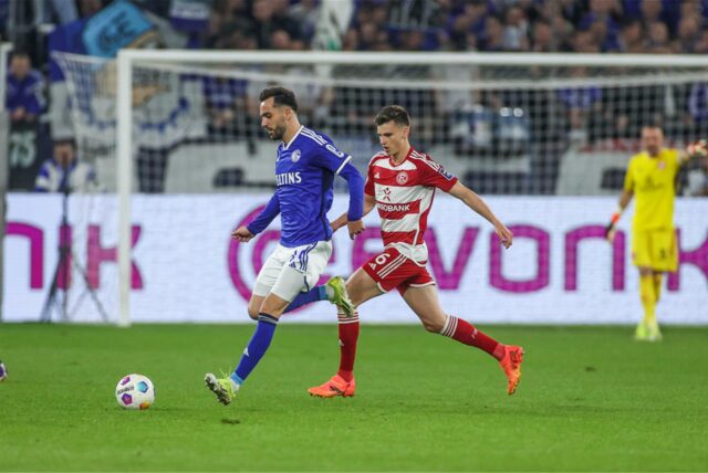 27.04.2024, Fussball, 2. Bundesliga, 31. Spieltag, Saison 2023/2024, FC Schalke 04 – Fortuna Düsseldorf, v. l. Kenan Karaman (FC Schalke 04), Yannick Engelhardt (Fortuna Düsseldorf)