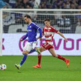 27.04.2024, Fussball, 2. Bundesliga, 31. Spieltag, Saison 2023/2024, FC Schalke 04 – Fortuna Düsseldorf, v. l. Kenan Karaman (FC Schalke 04), Yannick Engelhardt (Fortuna Düsseldorf)
