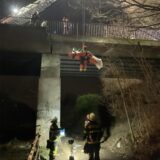 Mittels spezieller Seiltechnik wurde der Verletzte in Begleitung eines Höhenretters aus dem Gleisbett über das Brückengeländer gehoben.