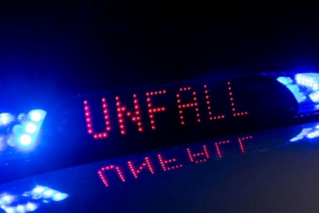 Unfallschild auf einem Polizeiauto.