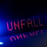 Unfallschild auf einem Polizeiauto.