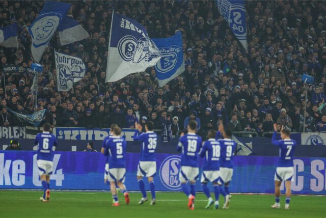 14.12.2024, Fussball, Saison 2024/2025, 2. Bundesliga, 16. Spieltag, FC Schalke 04 – Fortuna Düsseldorf, Mannschaft des FC Schalke 04 läuft zu den Fans.



Foto: Tim Rehbein/RHR-FOTO