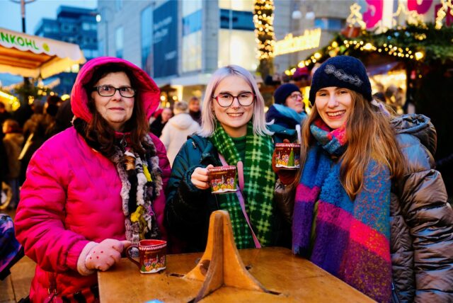 Besucherinnen auf dem Dortmunder Weihnachtsmarkt 2024 am Samstag (14.12.)