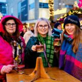 Besucherinnen auf dem Dortmunder Weihnachtsmarkt 2024 am Samstag (14.12.)