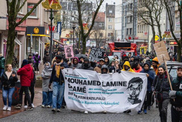 Die Demonstration des „Solidaritätskreis Justice 4 Mouhamed“ zog nach dem Urteil des Landgerichts im Polizisten-Prozess durch die Innenstadt bis vor die Wache Nord.