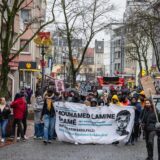 Die Demonstration des „Solidaritätskreis Justice 4 Mouhamed“ zog nach dem Urteil des Landgerichts im Polizisten-Prozess durch die Innenstadt bis vor die Wache Nord.