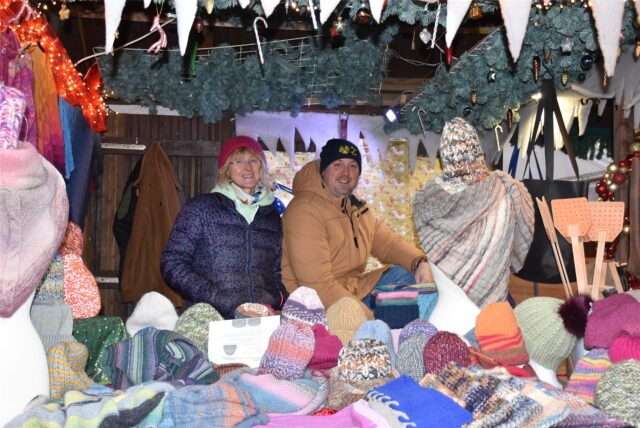 Zwei Händler stehen an ihrem Stand mit Wolle auf dem Weihnachtsmarkt auf Hof Lenz in Ascheberg.