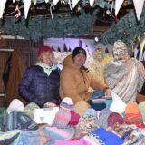 Zwei Händler stehen an ihrem Stand mit Wolle auf dem Weihnachtsmarkt auf Hof Lenz in Ascheberg.