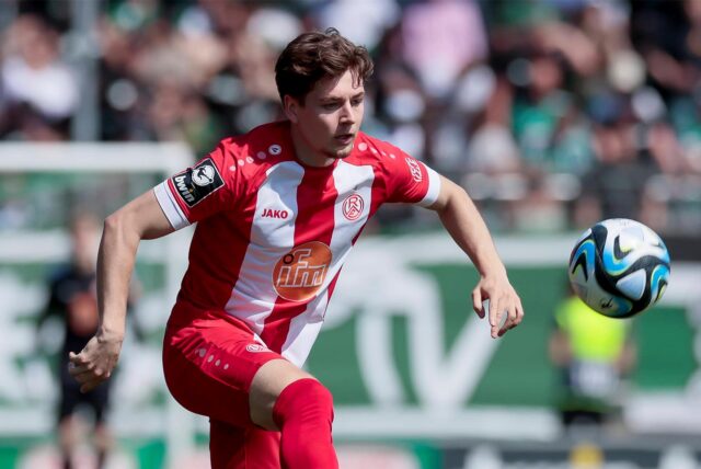 Sandro Plechaty schaut auf den Ball.