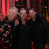 Formel-1-Kommentator Heiko Wasser und Ex-BVB-Towart Roman Weidenfeller posieren für die Kamera.