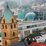 Mitten in der Innenstadt bezieht die Uni ein prominentes Gebäude (Archiv-Luftbild).
