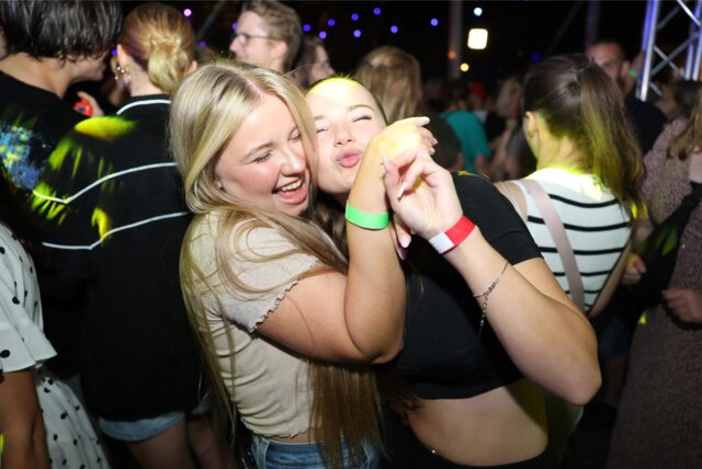 Menschen tanzen und feiern.