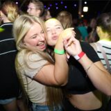 Menschen tanzen und feiern.