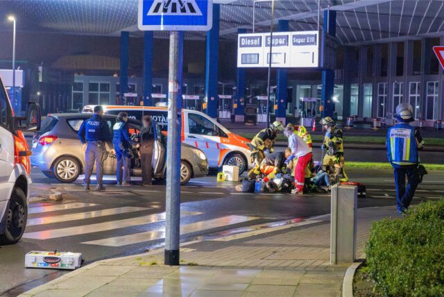 Die Unfallstelle vor dem MR. Wash in Essen. Rettungskräfte kümmern sich um die Verletze.