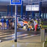 Die Unfallstelle vor dem MR. Wash in Essen. Rettungskräfte kümmern sich um die Verletze.