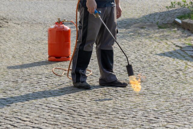 Ein Mann nutzt einen Gasbrenner.
