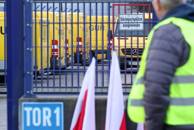 Teilnehmer eines Streiks stehen vor einer Niederlassung von Prosegur in Hamburg.